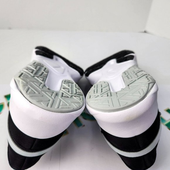 Nike Legend Essential 2 Women's  Athletic Black White Running Shoes CQ9545-001 - Picture 10 of 10